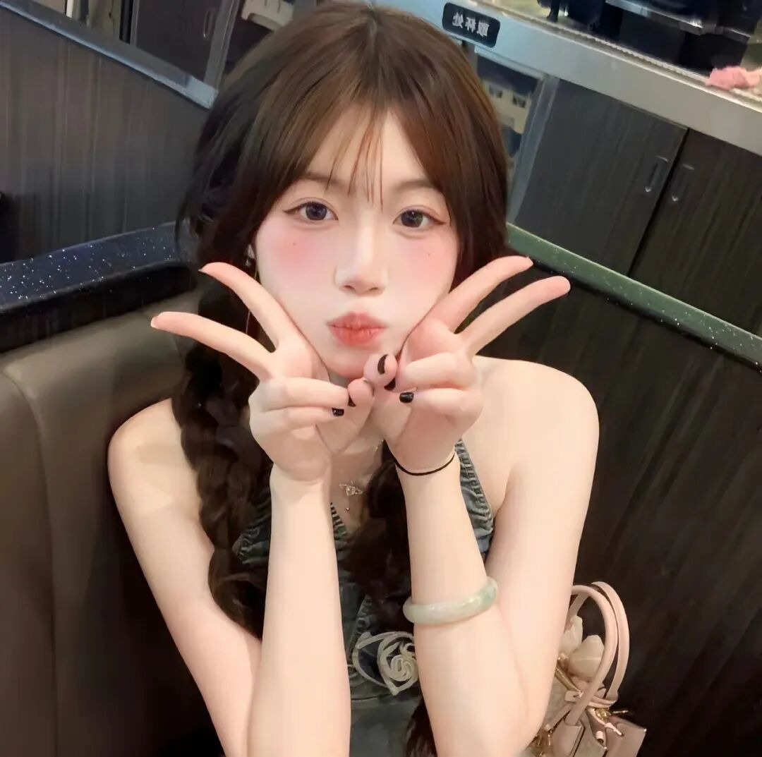 剪刀手女生头像