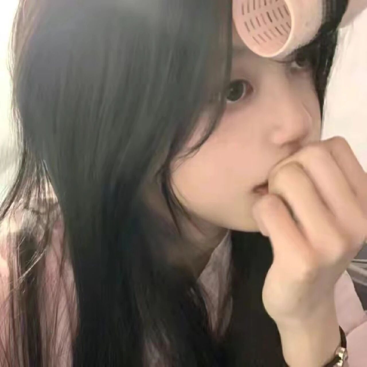 捂嘴甜妹女生头像