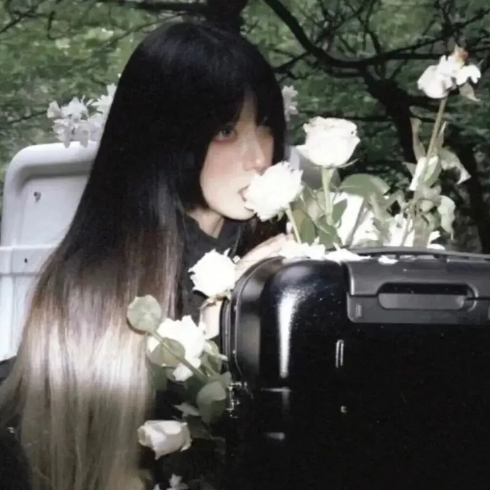 光感侧脸女生头像