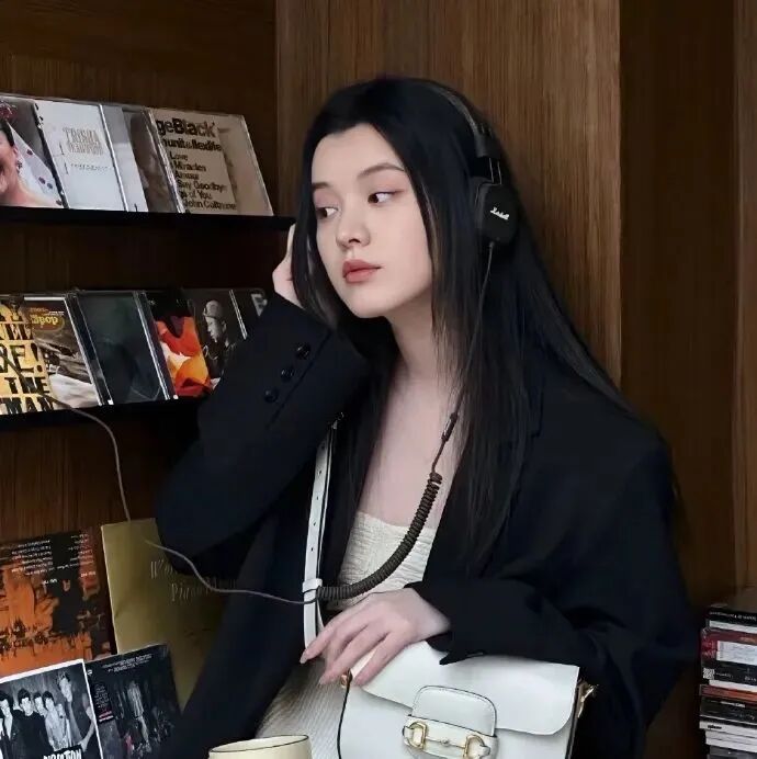 戴耳机温柔女生头像
