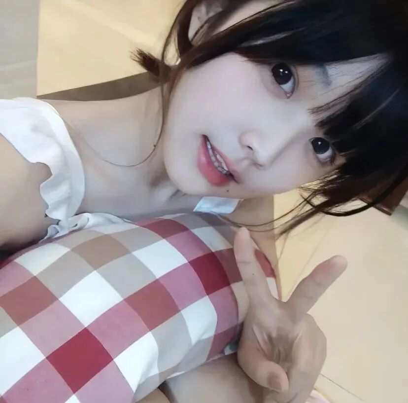 剪刀手甜妹女生头像