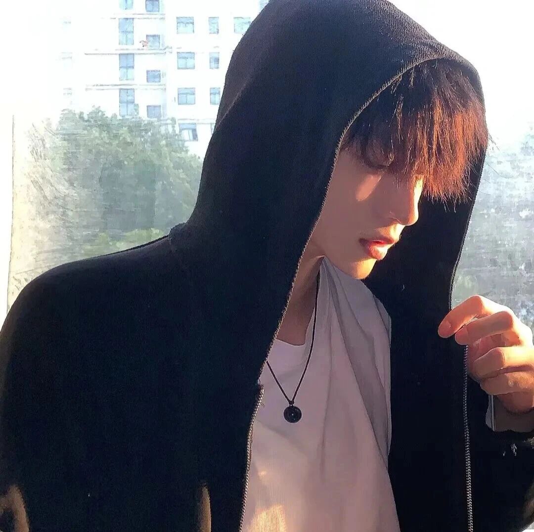 休闲帽阳光侧脸男生头像
