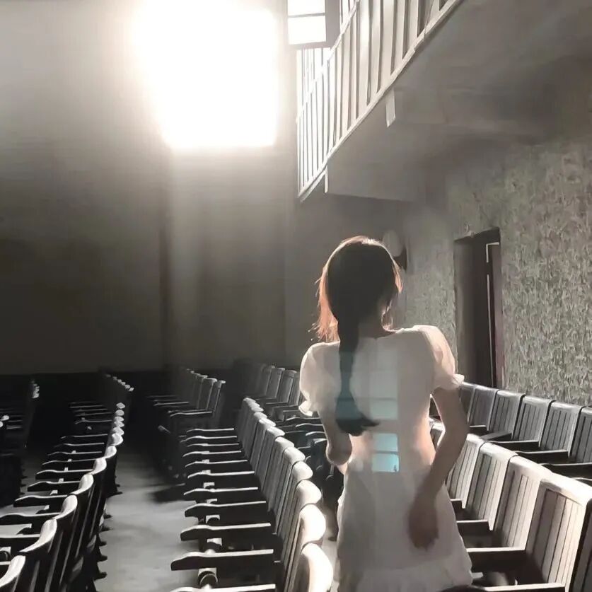光感不露脸女生头像