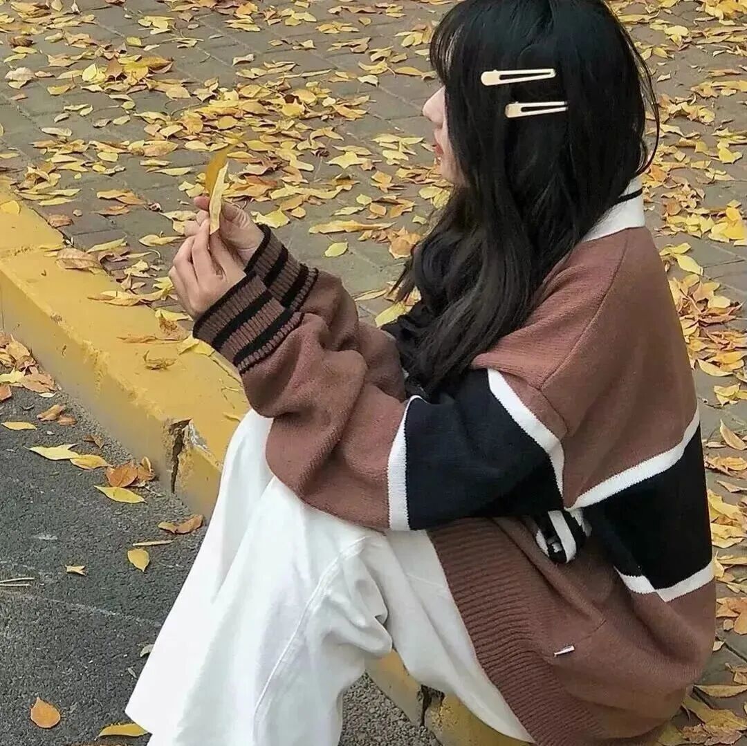 可爱侧脸女生头像