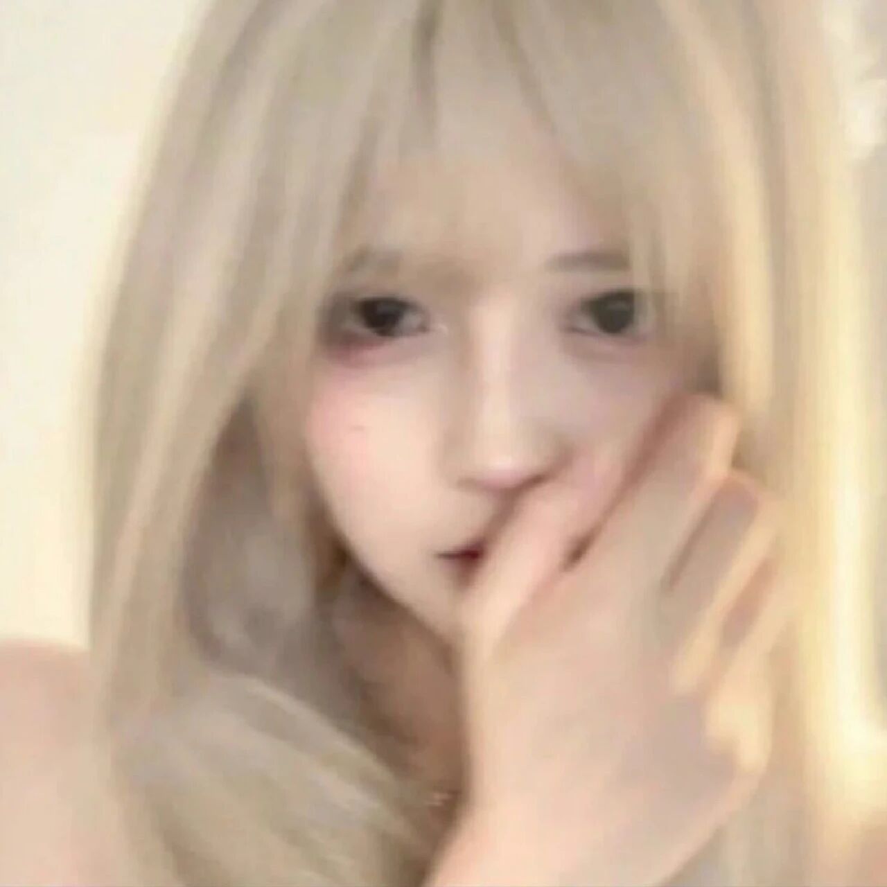 捂嘴甜妹女生头像