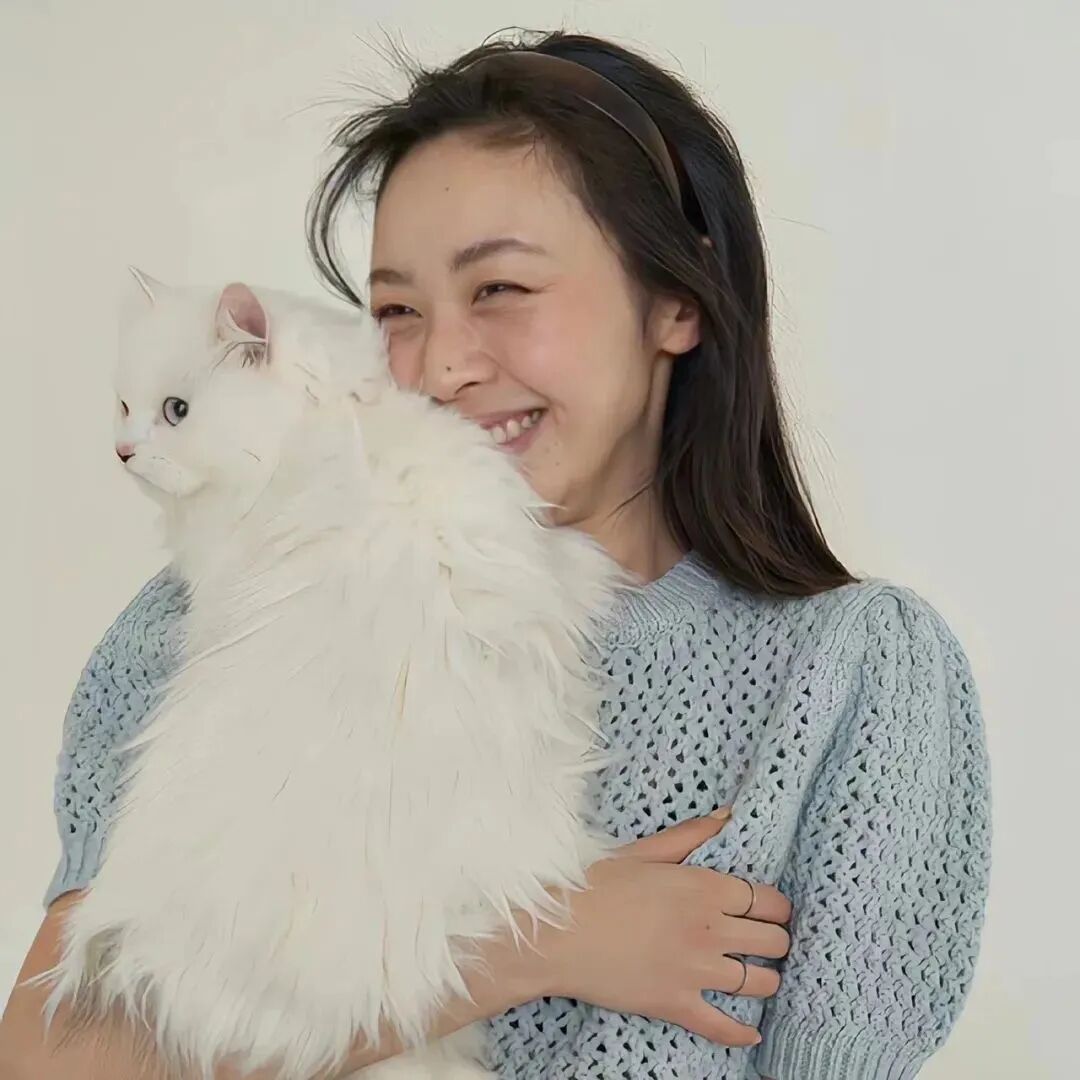 侧脸甜美爱笑女生头像