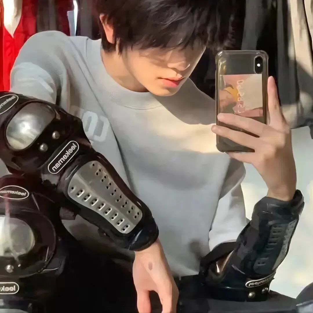 自拍手机男生头像
