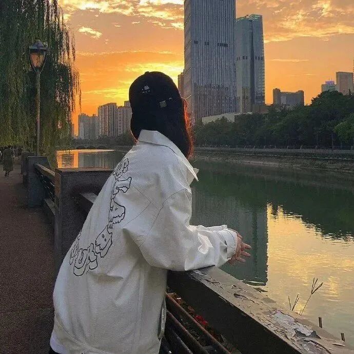 晚霞氛围感不露脸女生头像