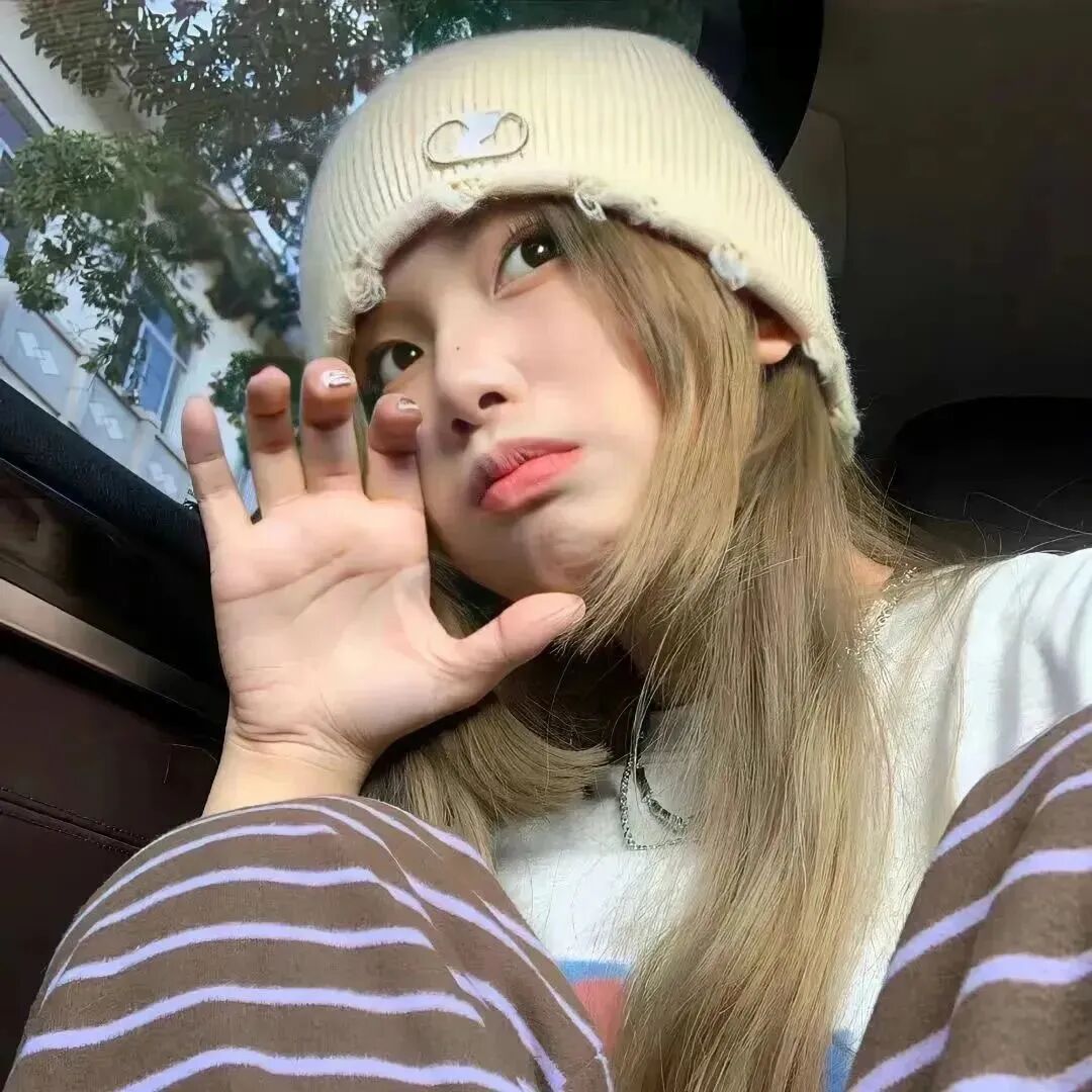 戴着帽子女生头像