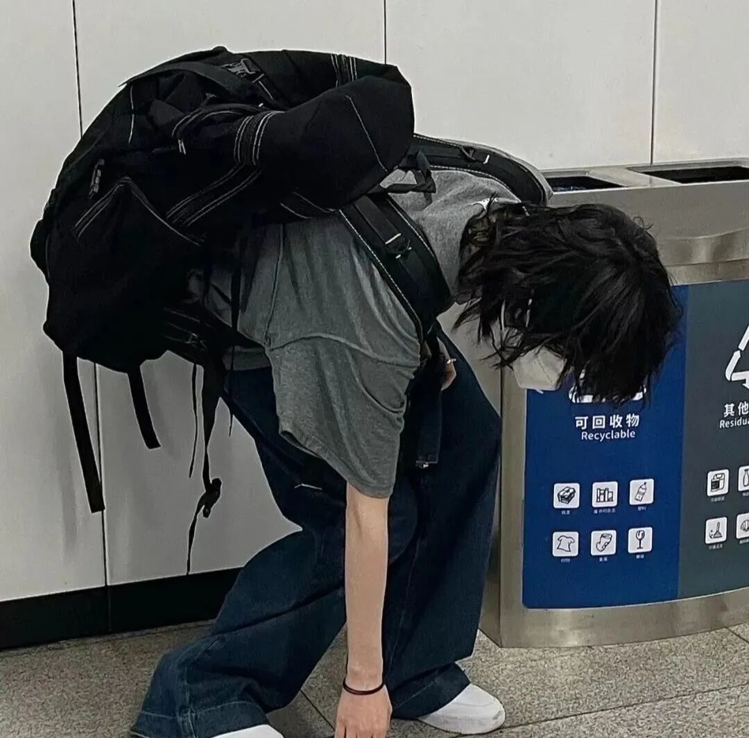 背包不露脸男生头像