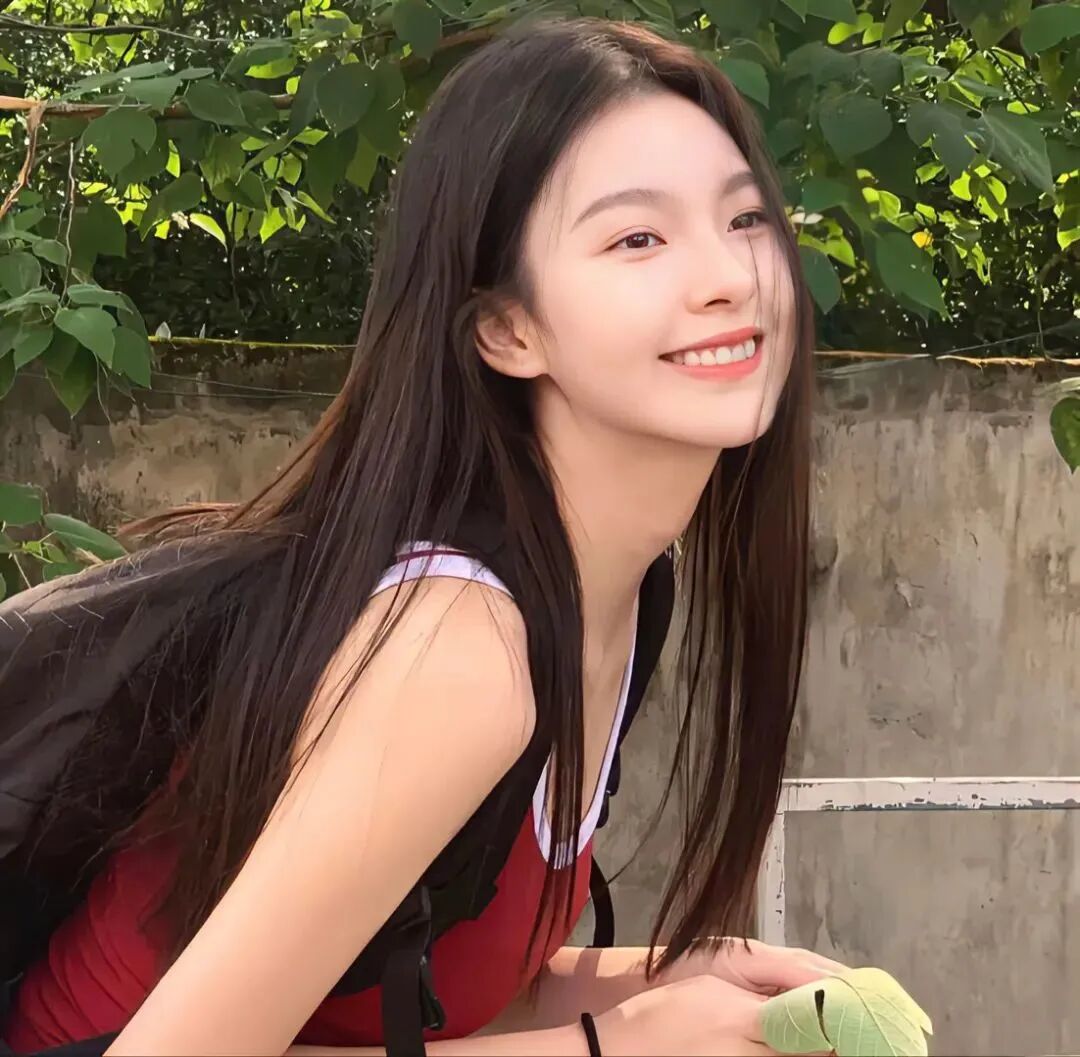 甜美爱笑侧脸女生头像