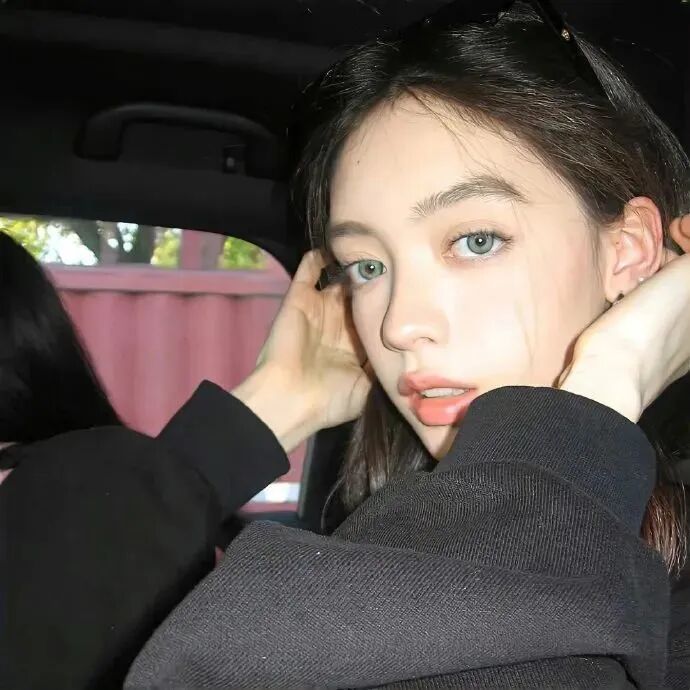 很飒车内女生头像