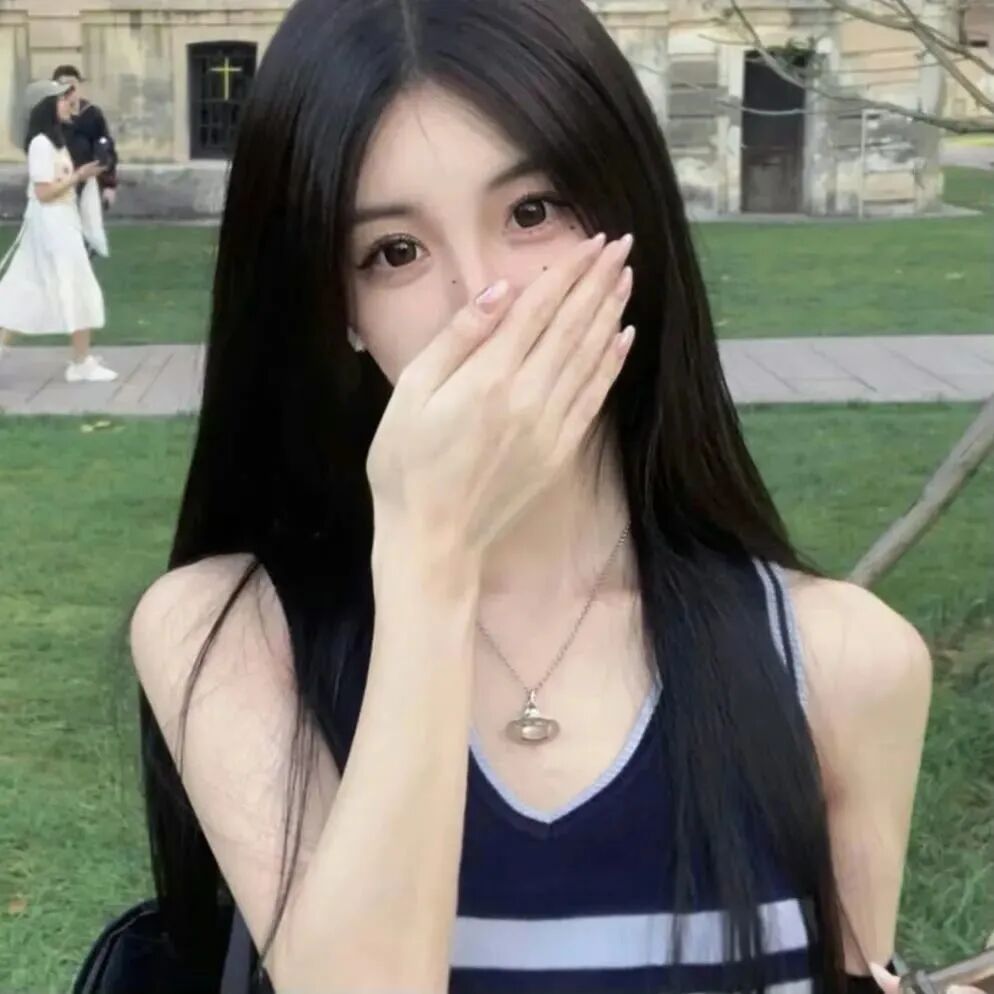 捂嘴甜美女生头像