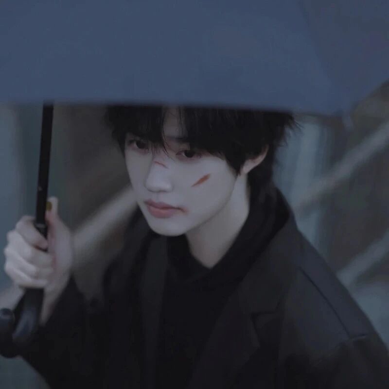 拿雨伞男生头像
