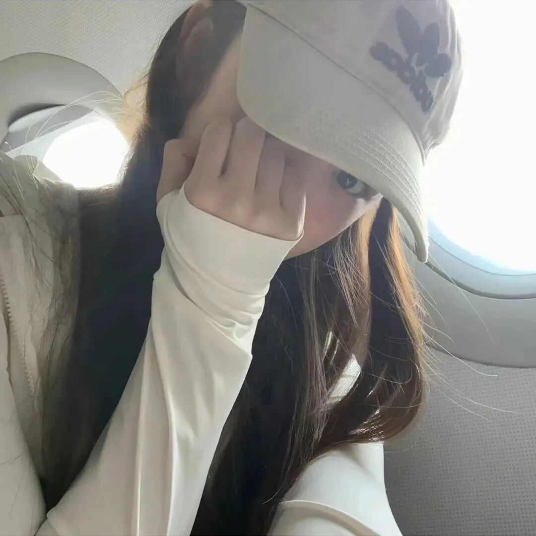 休闲帽捂嘴女生头像