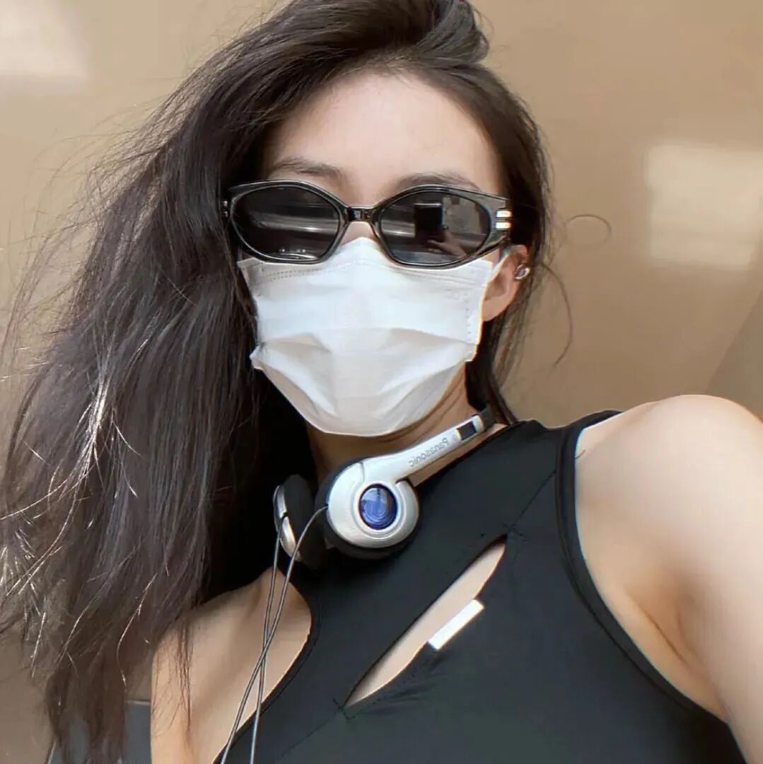 酷酷很飒墨镜口罩不露脸女生头像