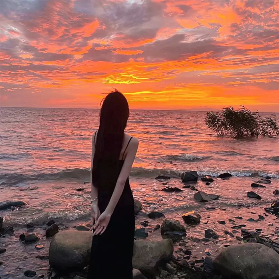 氛围感不露脸海边女生头像