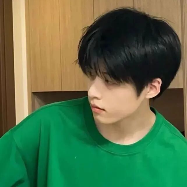 阳光侧脸男生头像