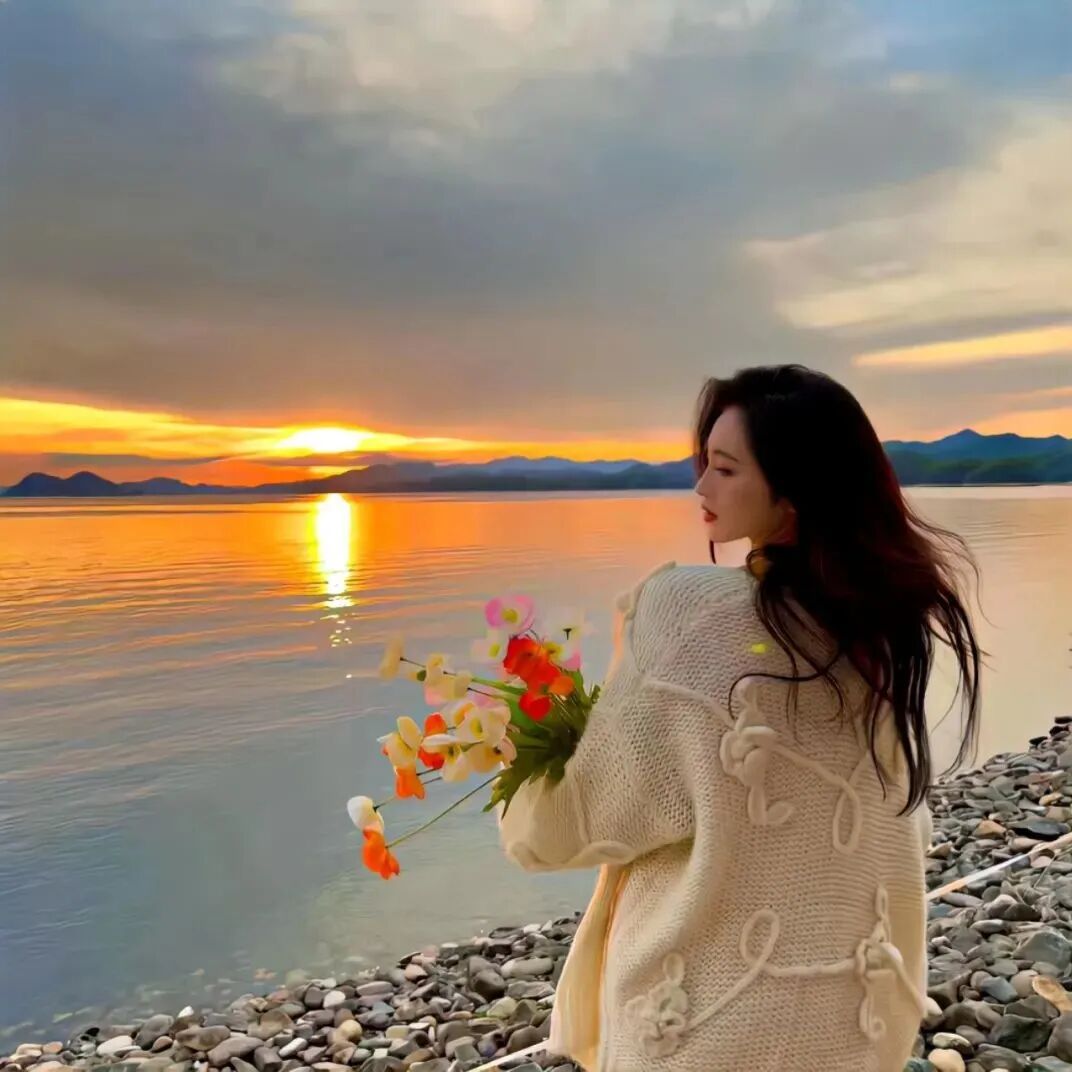 氛围感鲜花侧脸海边日落女生头像
