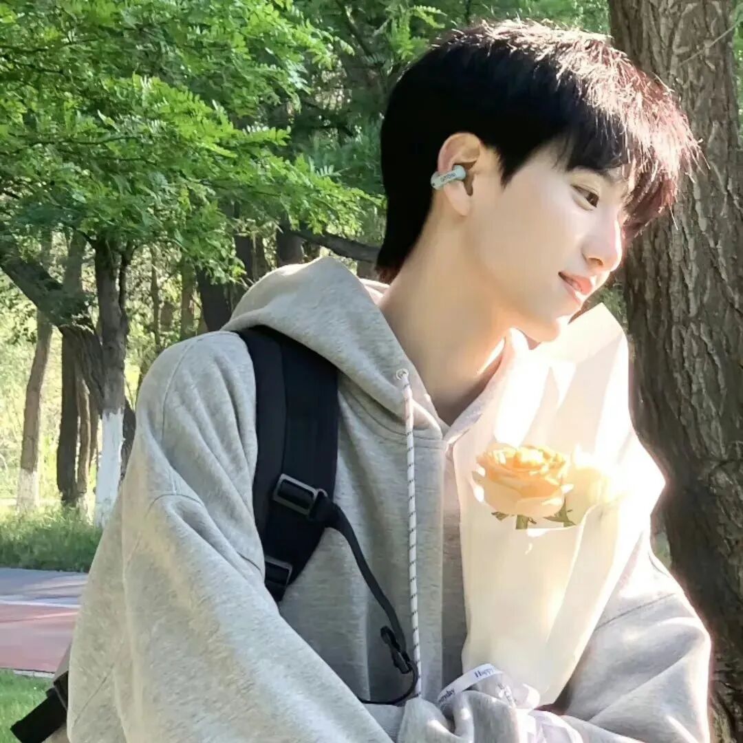 侧脸鲜花男生头像