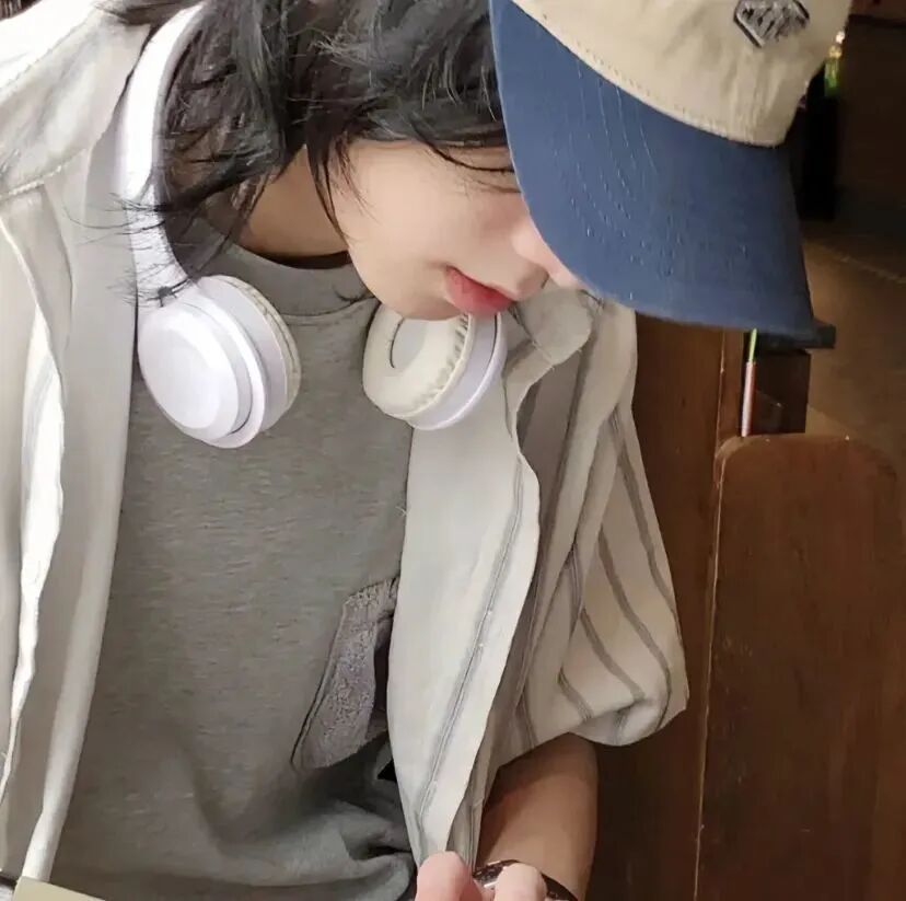 戴耳机小众男生头像