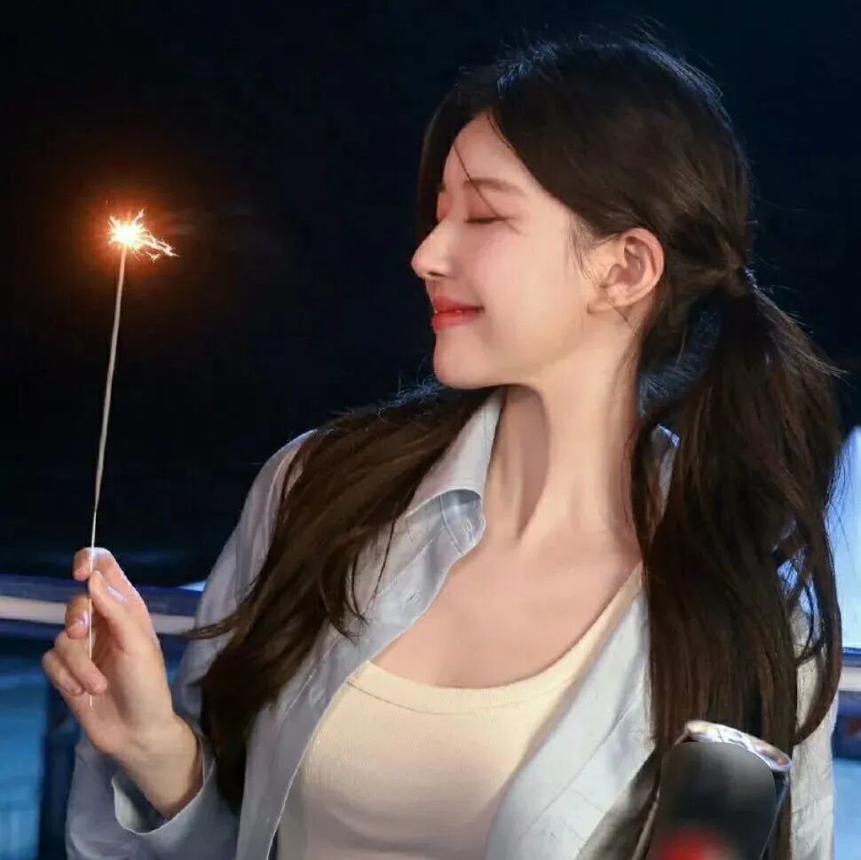 赵露思头像侧脸烟花甜美女生头像