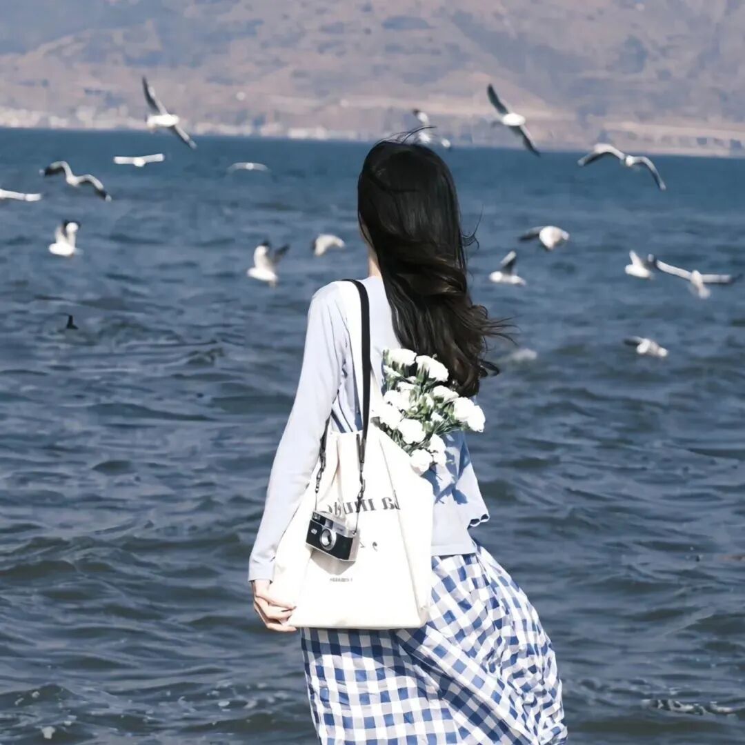 氛围感不露脸海边女生头像