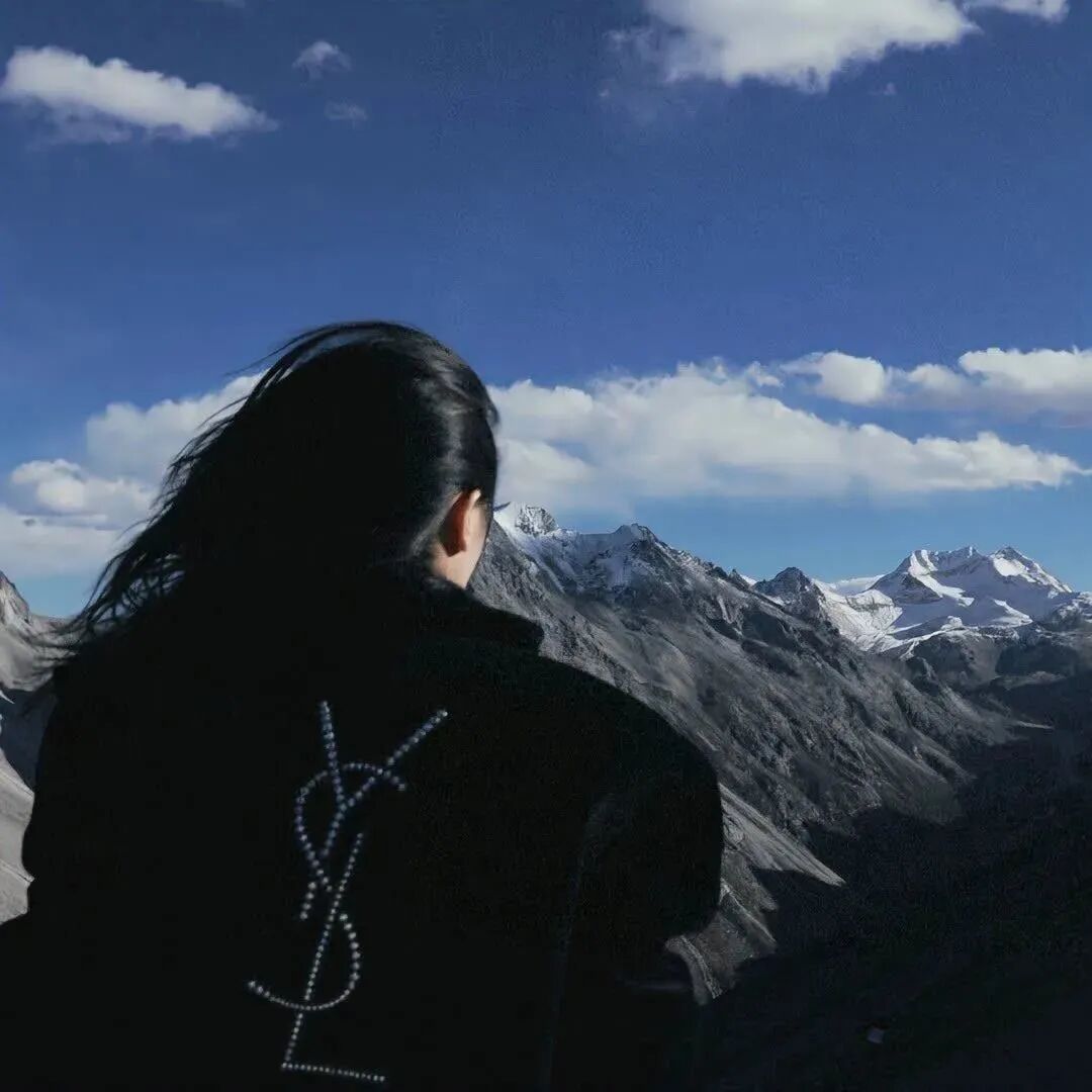 氛围感高山不露脸女生头像