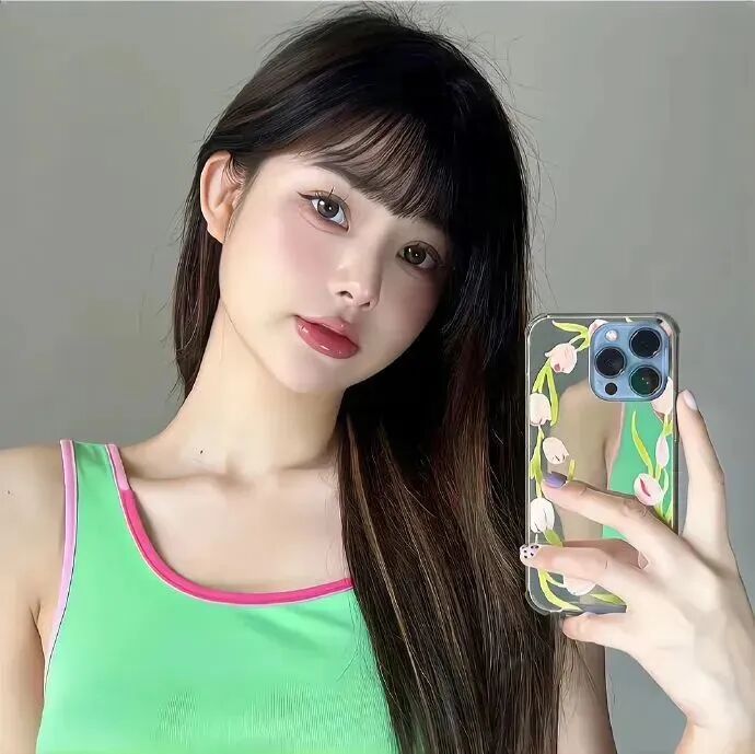 自拍手机温柔女生头像