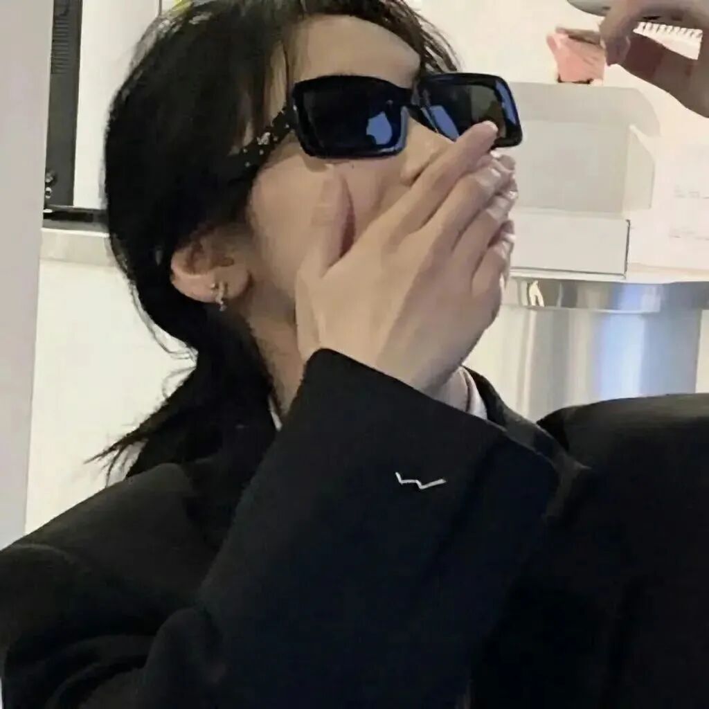 墨镜很飒女生头像
