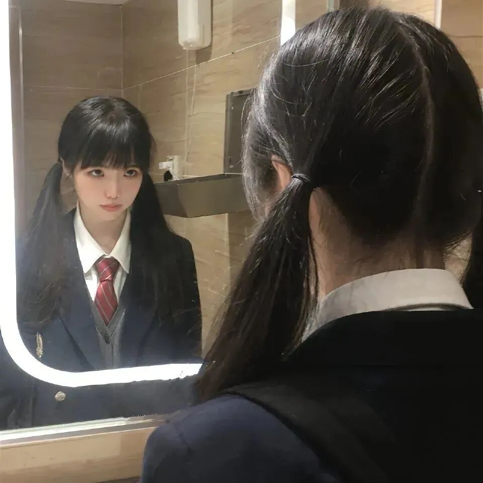 学院风照镜子女生头像