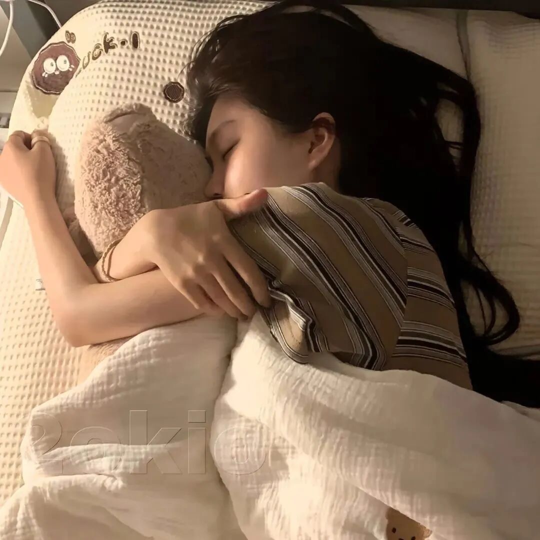 抱着玩偶睡觉女生头像