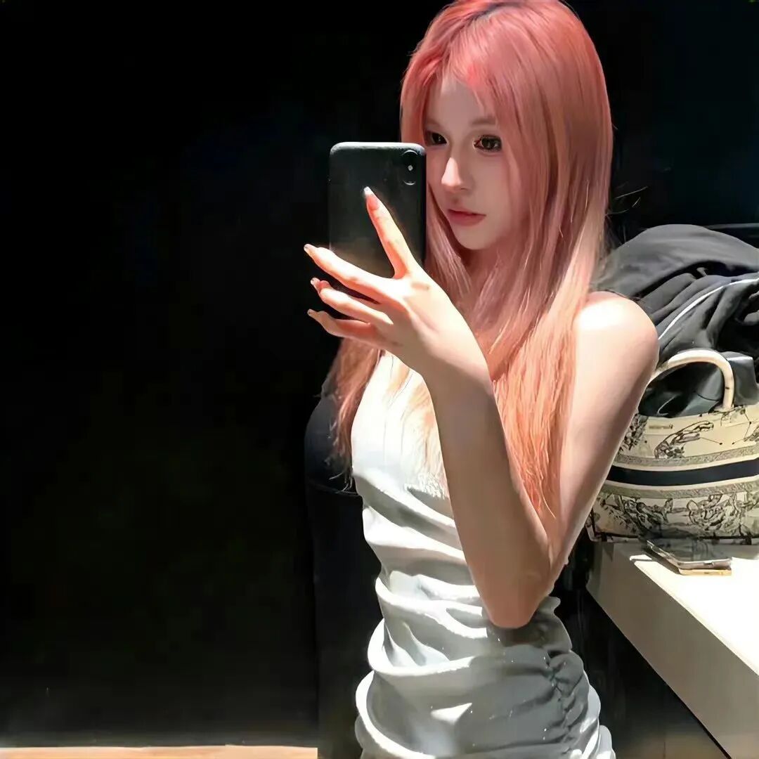 很飒粉发自拍手机女生头像