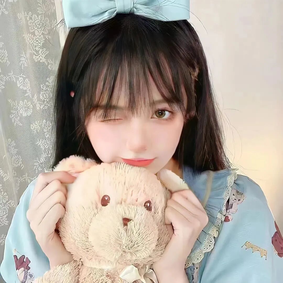 抱着玩偶女生头像