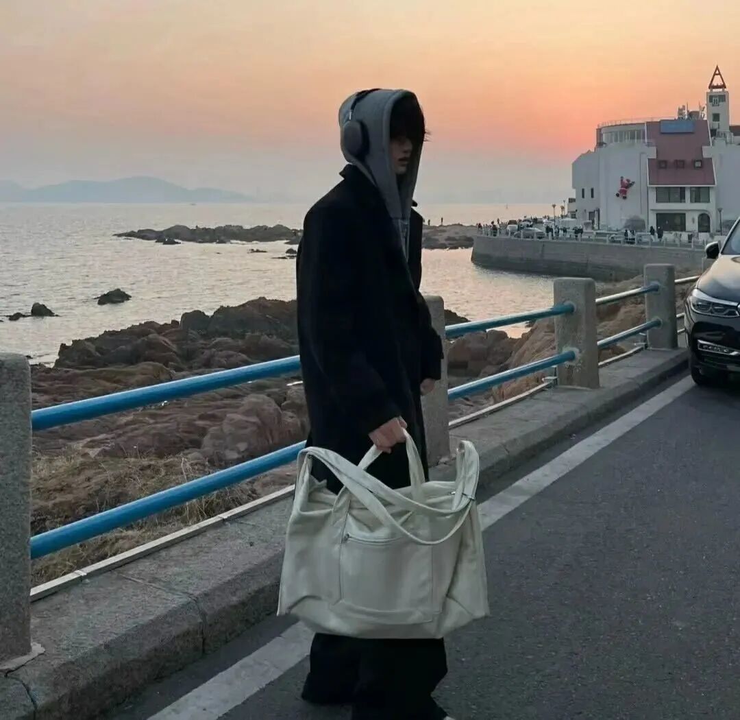 小众酷酷不露脸男生头像