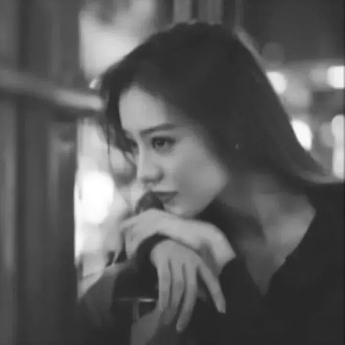 黑白女生头像