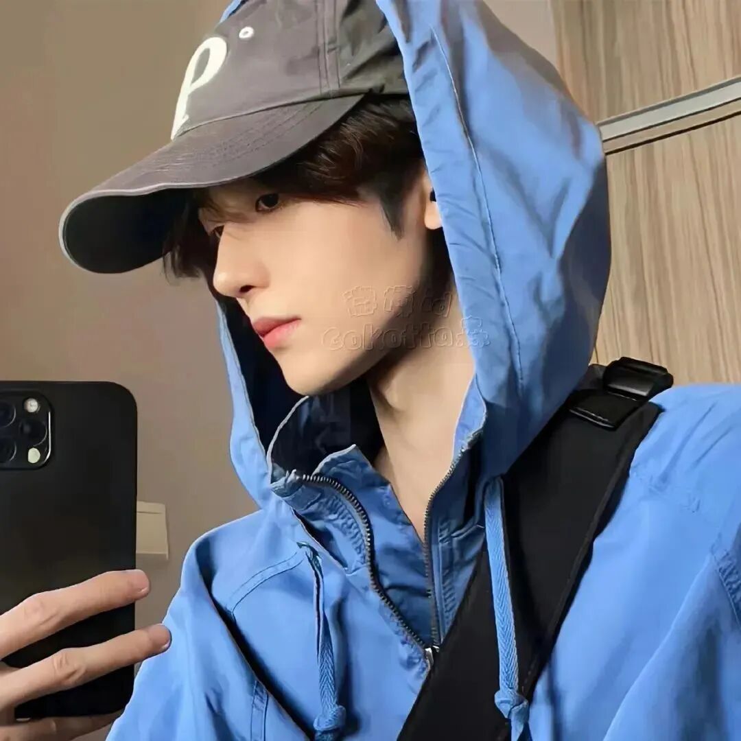 自拍手机休闲帽侧脸帅气男生头像