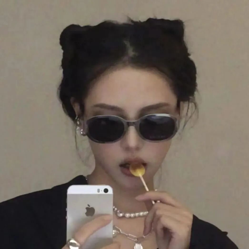 很飒自拍手机墨镜棒棒糖女生头像
