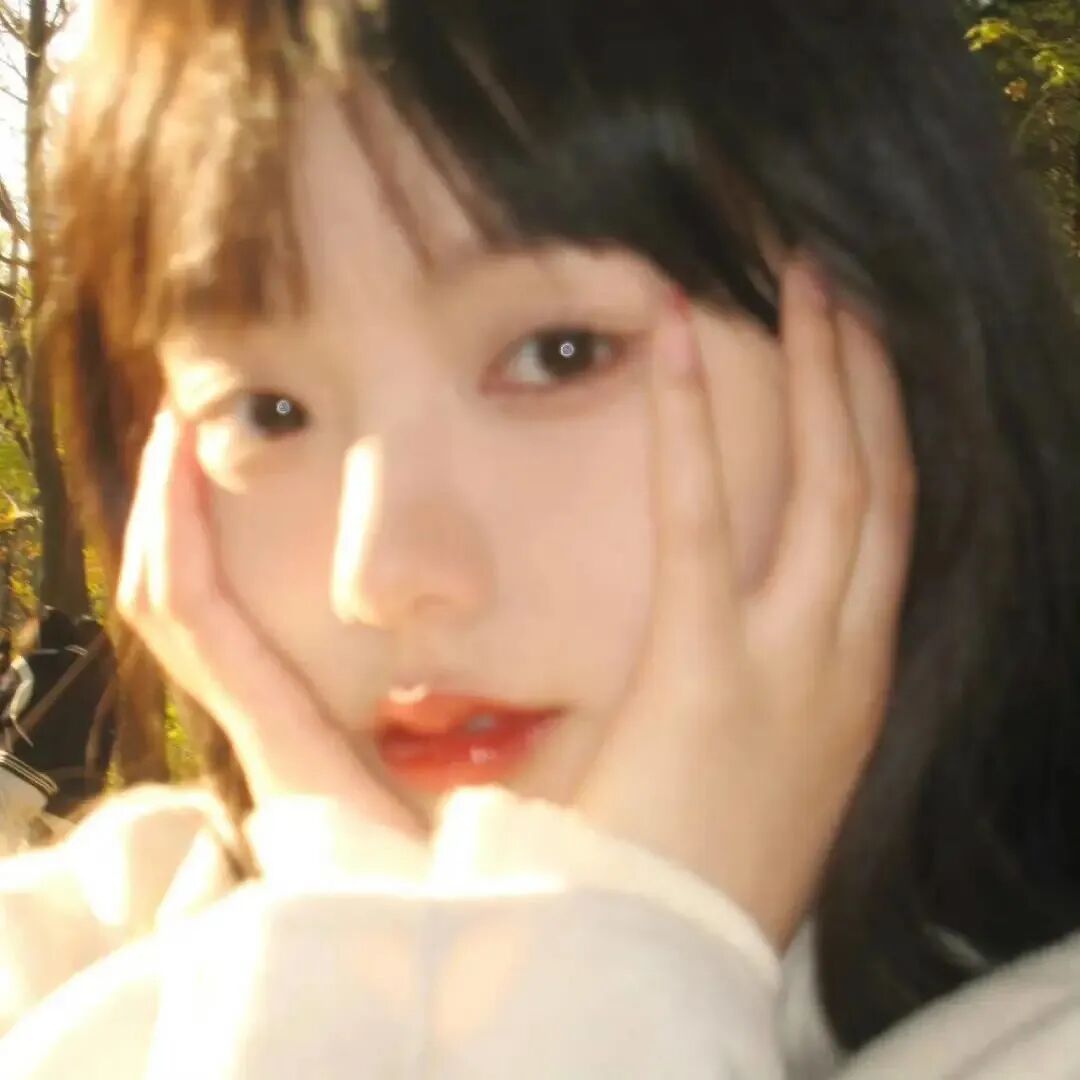 手扶脸温柔女生头像