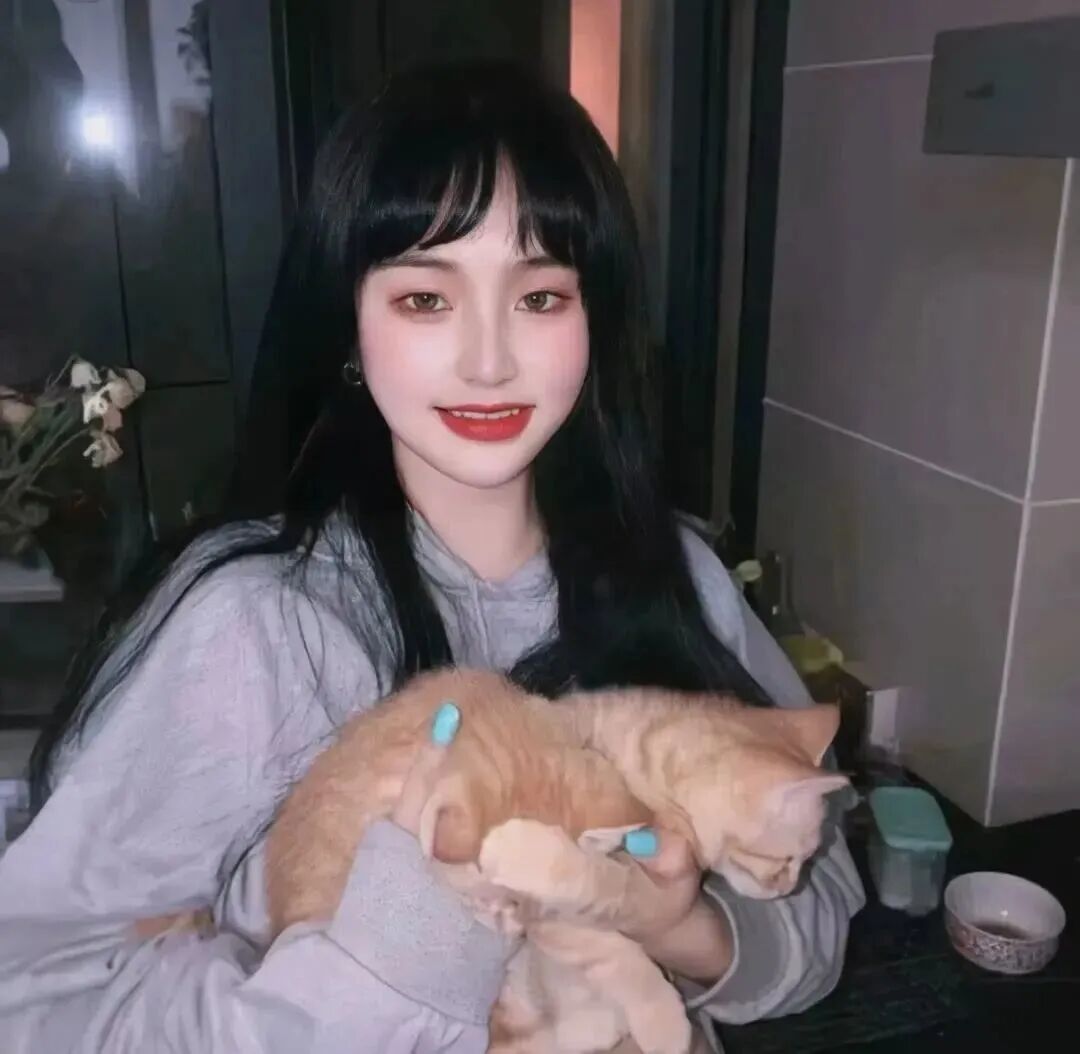 mibaqltx抱着猫咪真人情侣头像