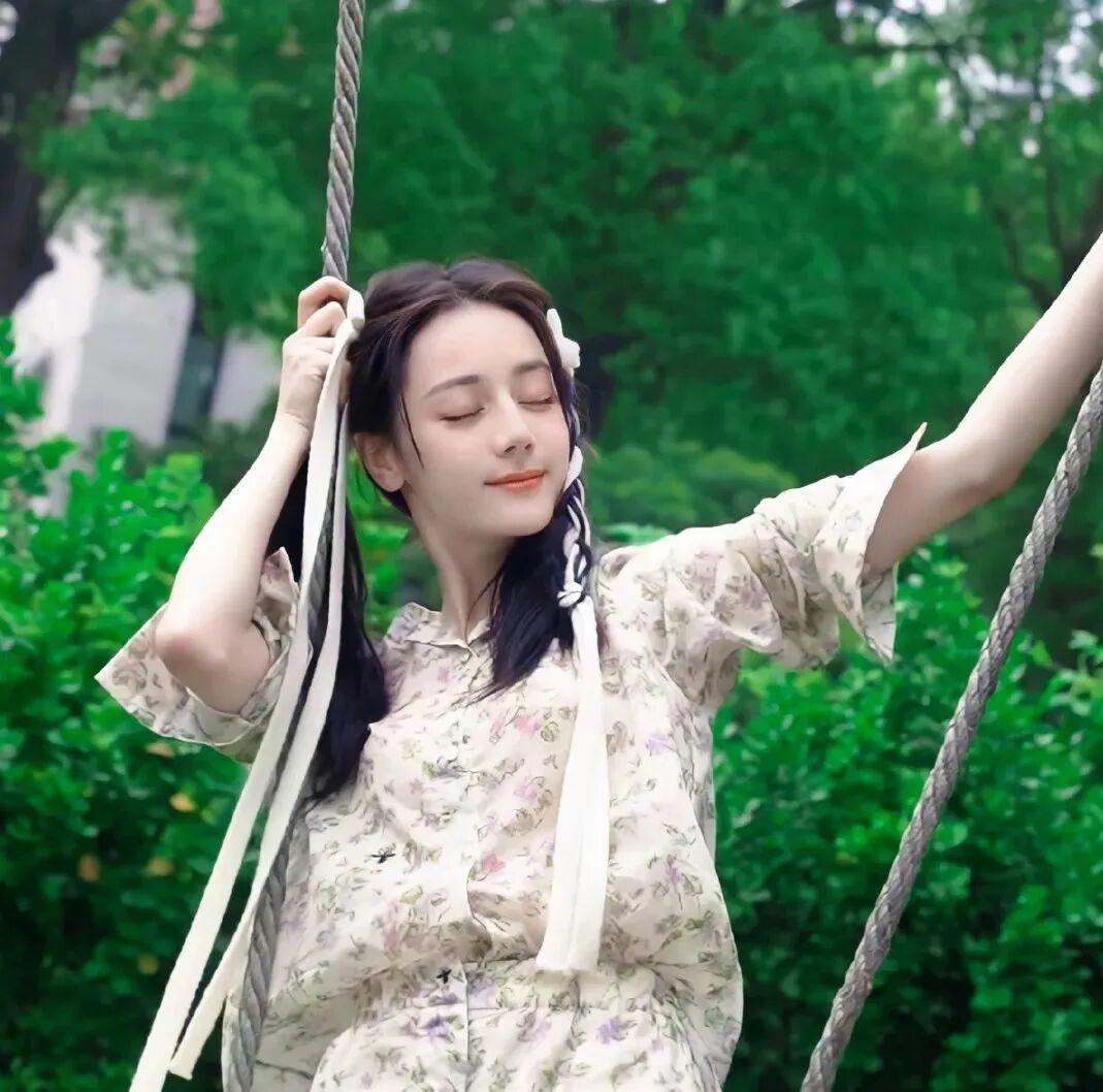迪丽热巴头像荡秋千小清新女生头像