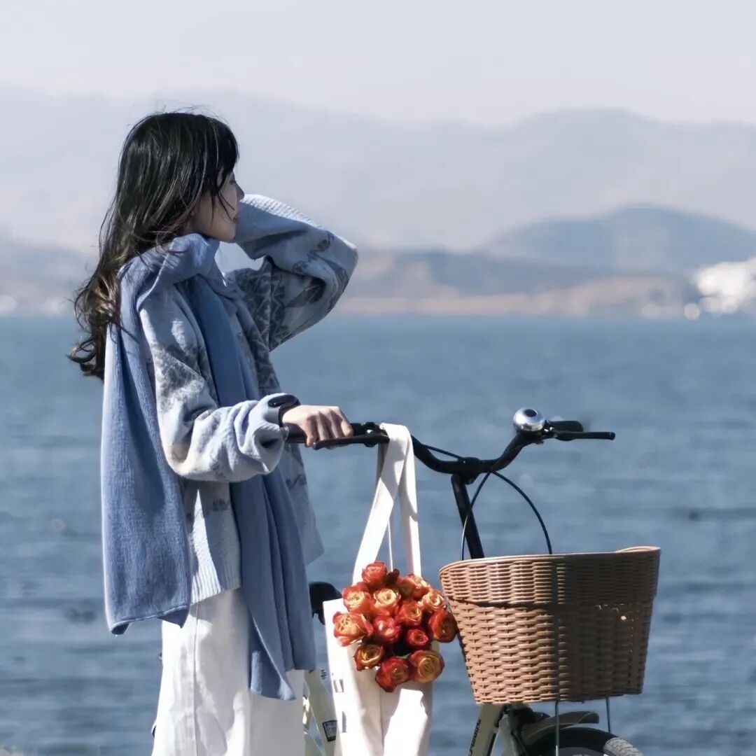 氛围感自行车侧脸海边女生头像