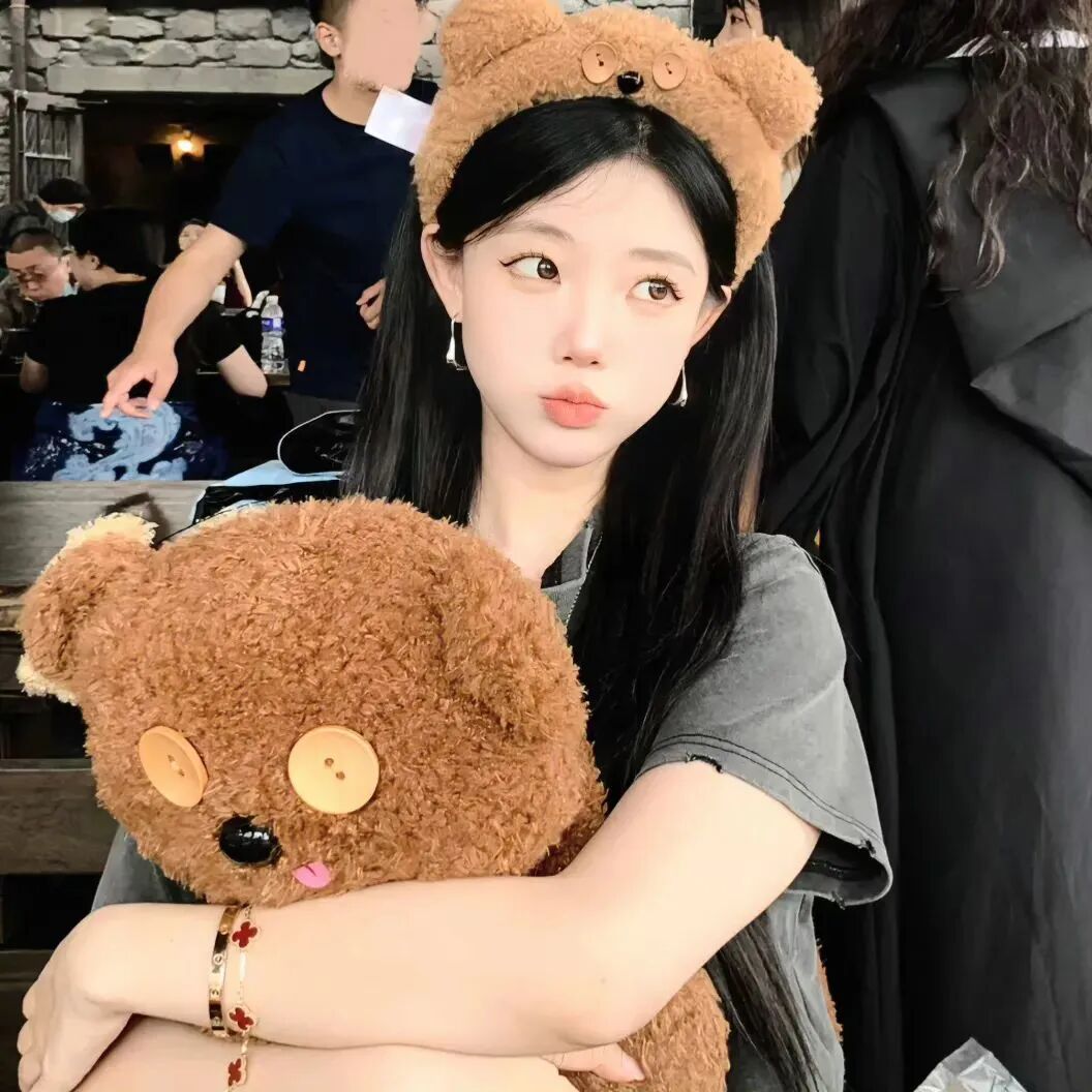 抱着小熊玩偶女生头像