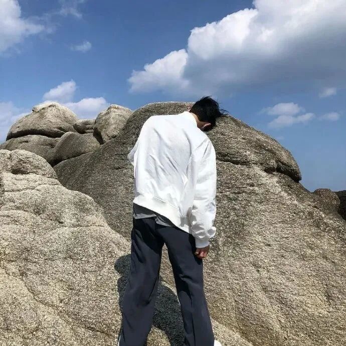 氛围感山峰不露脸男生头像