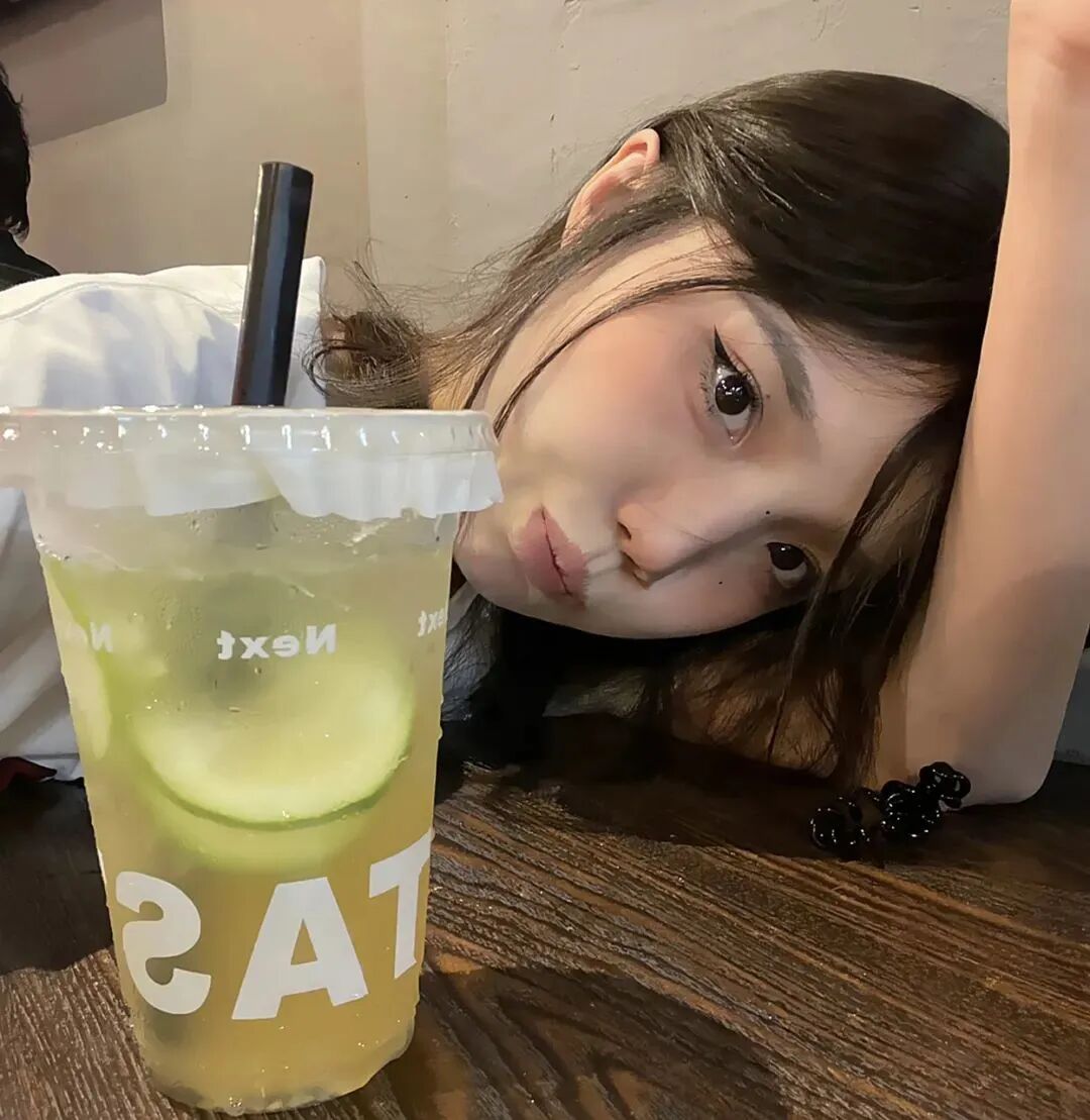 喝饮料趴桌子女生头像