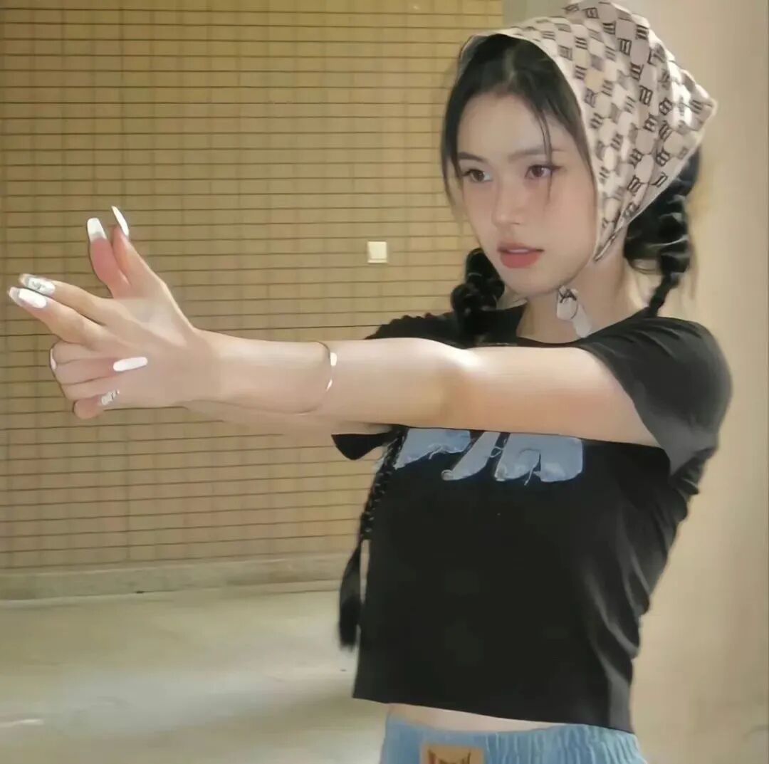 很飒手势女生头像