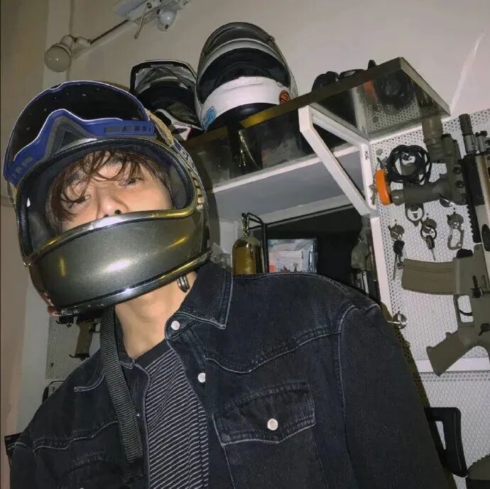 酷酷头盔男生头像