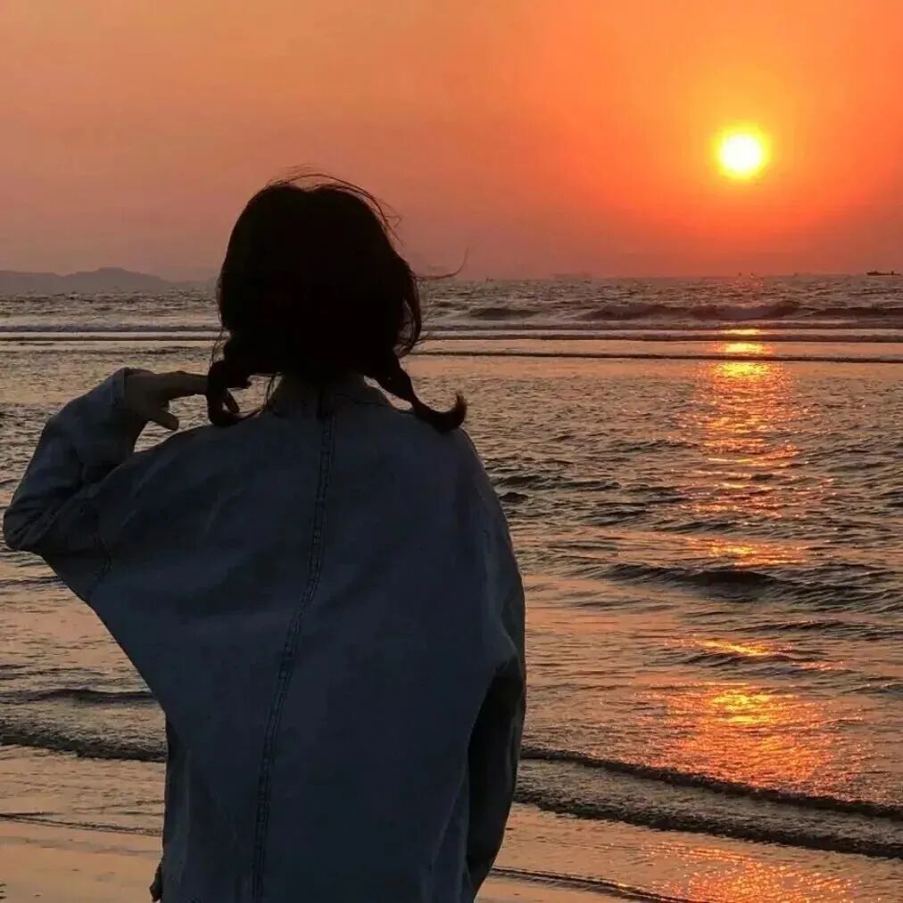 氛围感不露脸海边日落女生头像