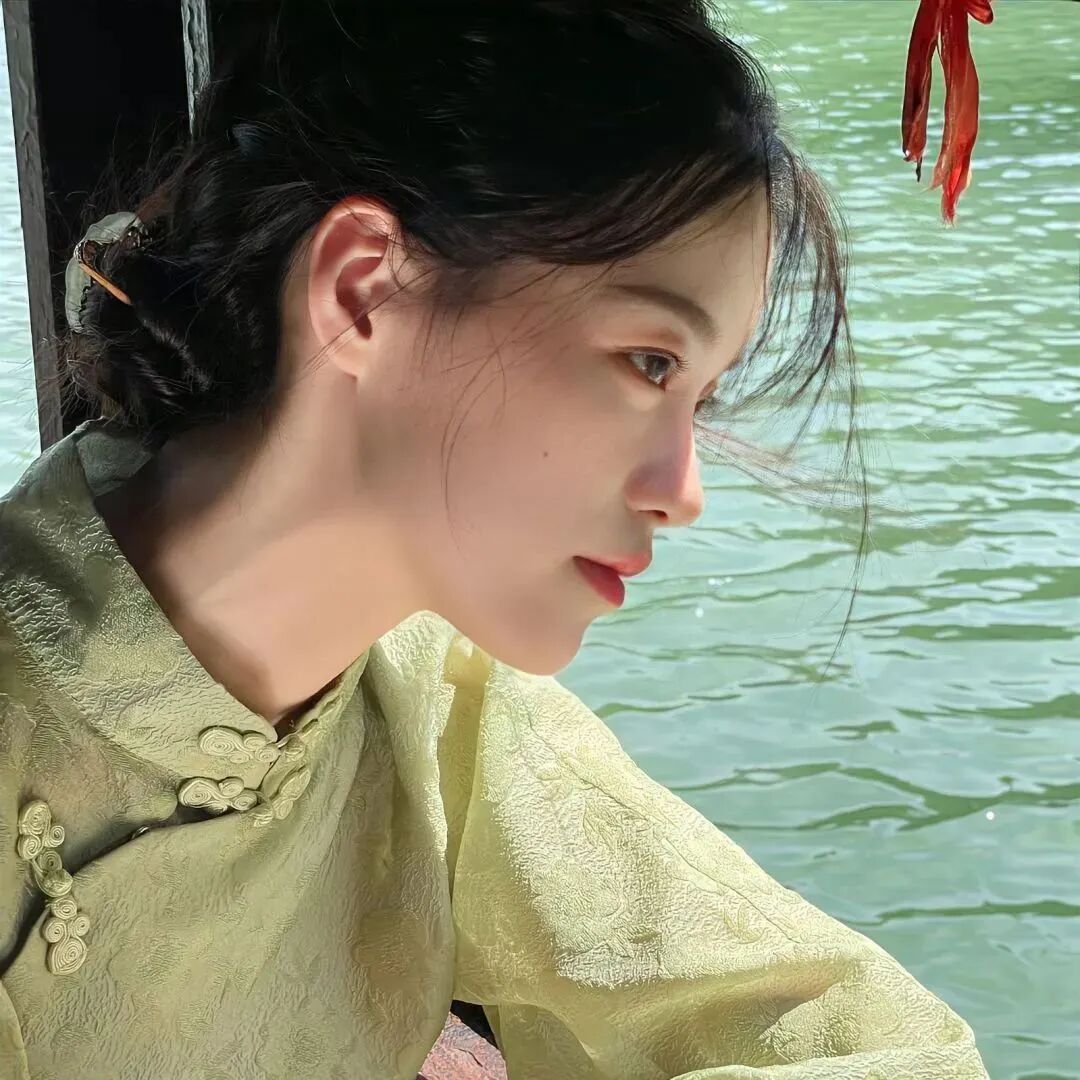 侧脸小清新女生头像