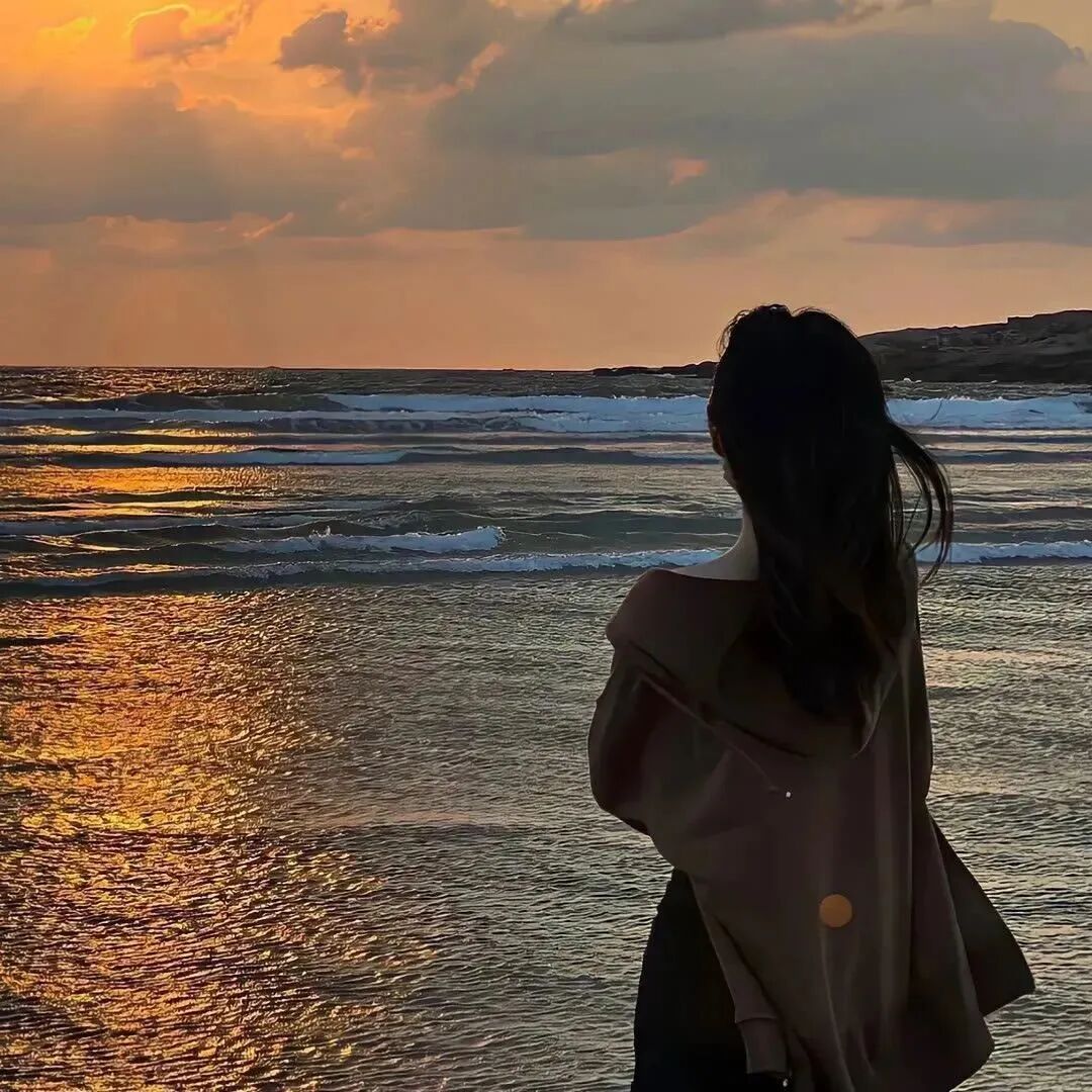 晚霞氛围感不露脸海边女生头像